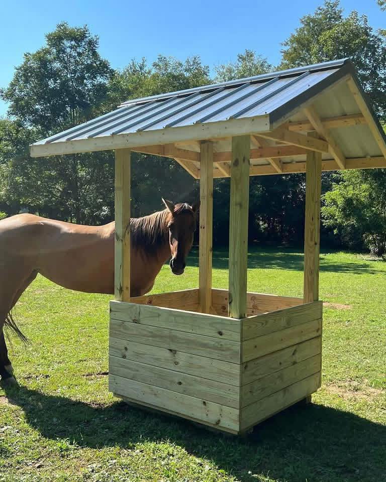 Covered Horse Hay Feeder – Built for Durability & Clean Feeding